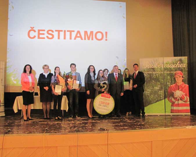 Diplomanti-ožjega-izbora-in-zmagovalna-naloga-ob-prejemu-priznanj