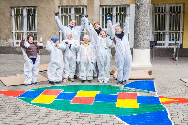 Veseli otroci z Geberit ekipo Po napornem delu je ostal čas za igro 